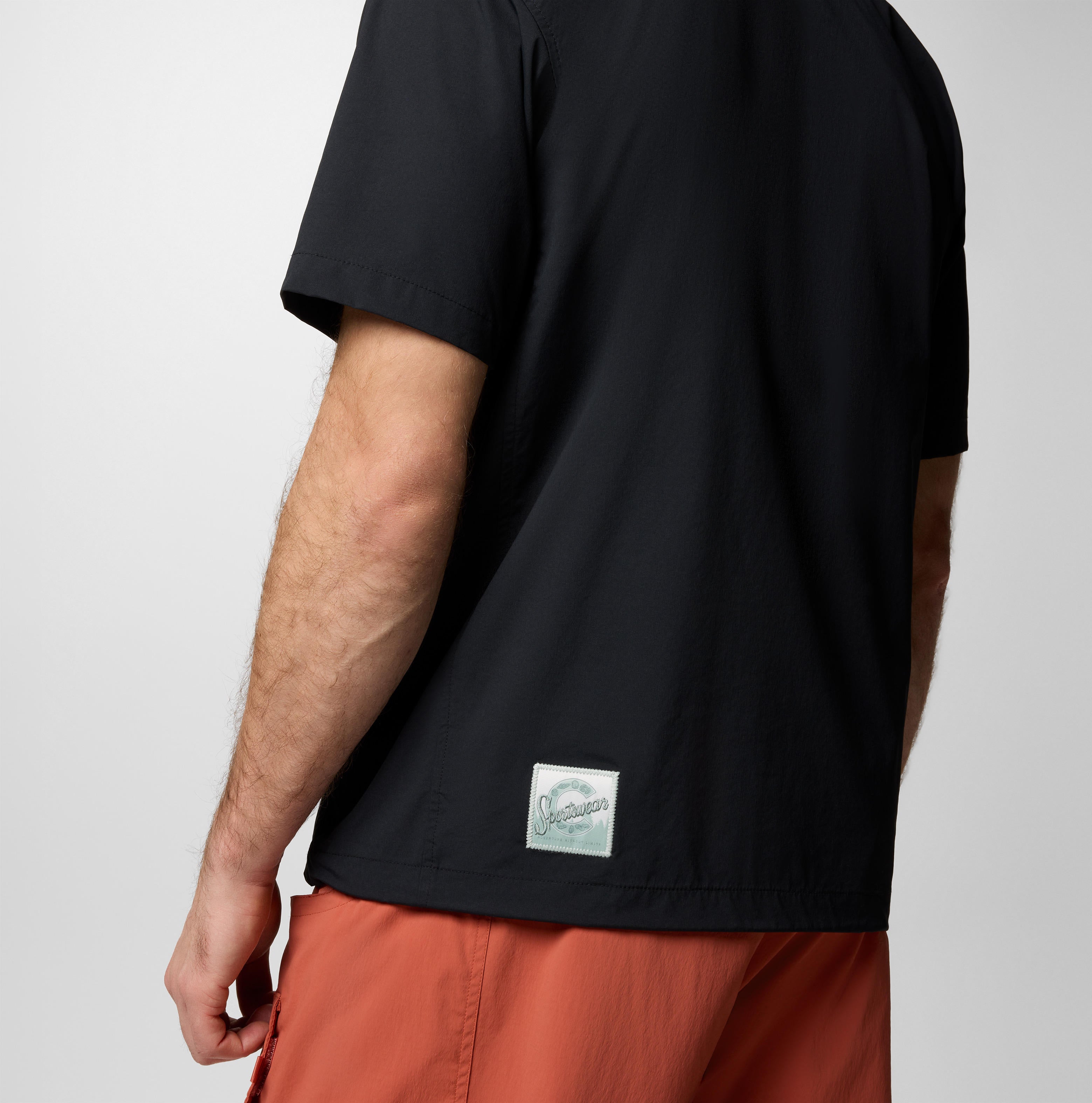 A Men Wearing Columbia Men Black Cove Beach Woven SS (Sun Protection)
