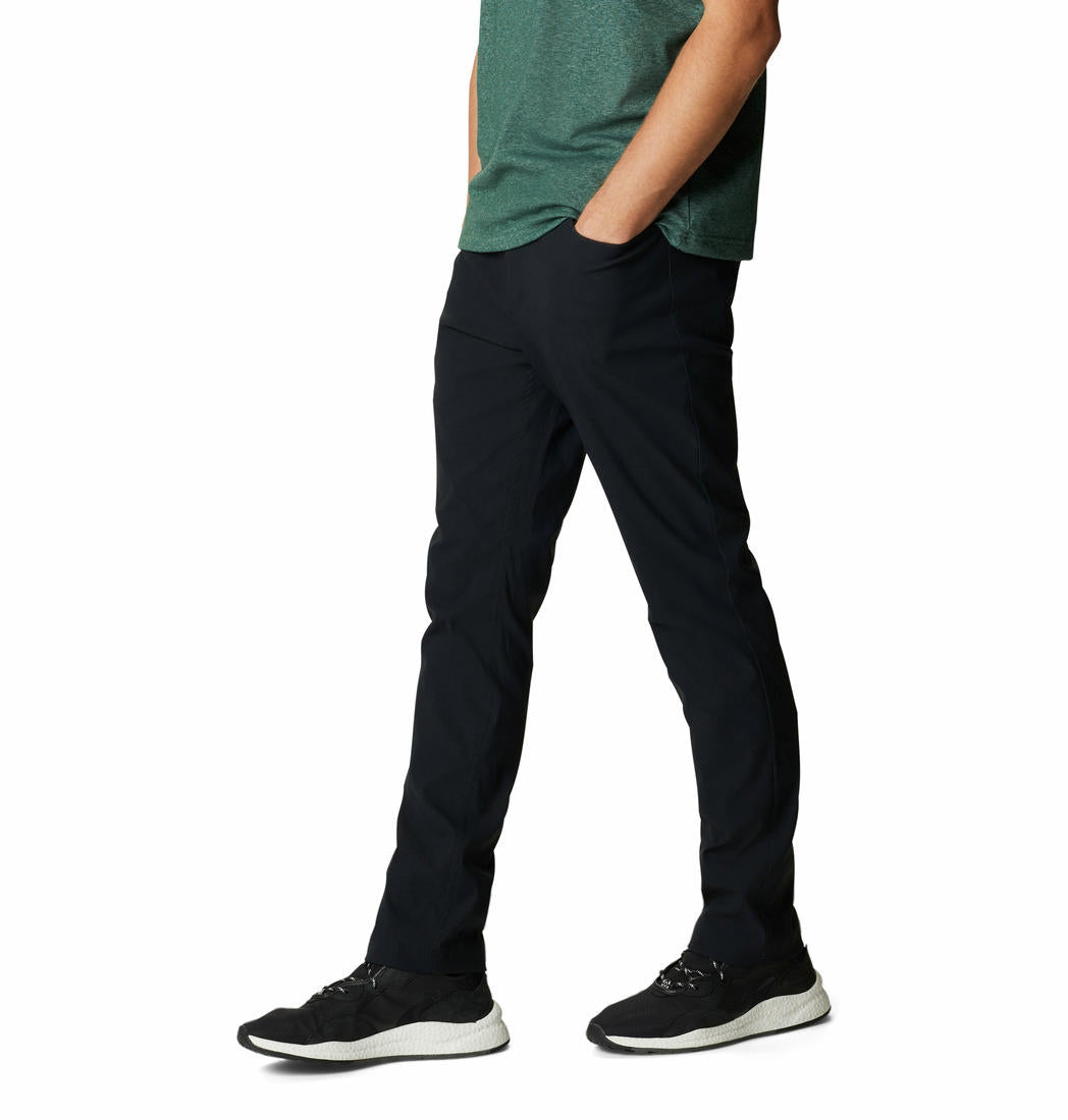 A Men Wearing Columbia Men Black Royce Range Heat Pant