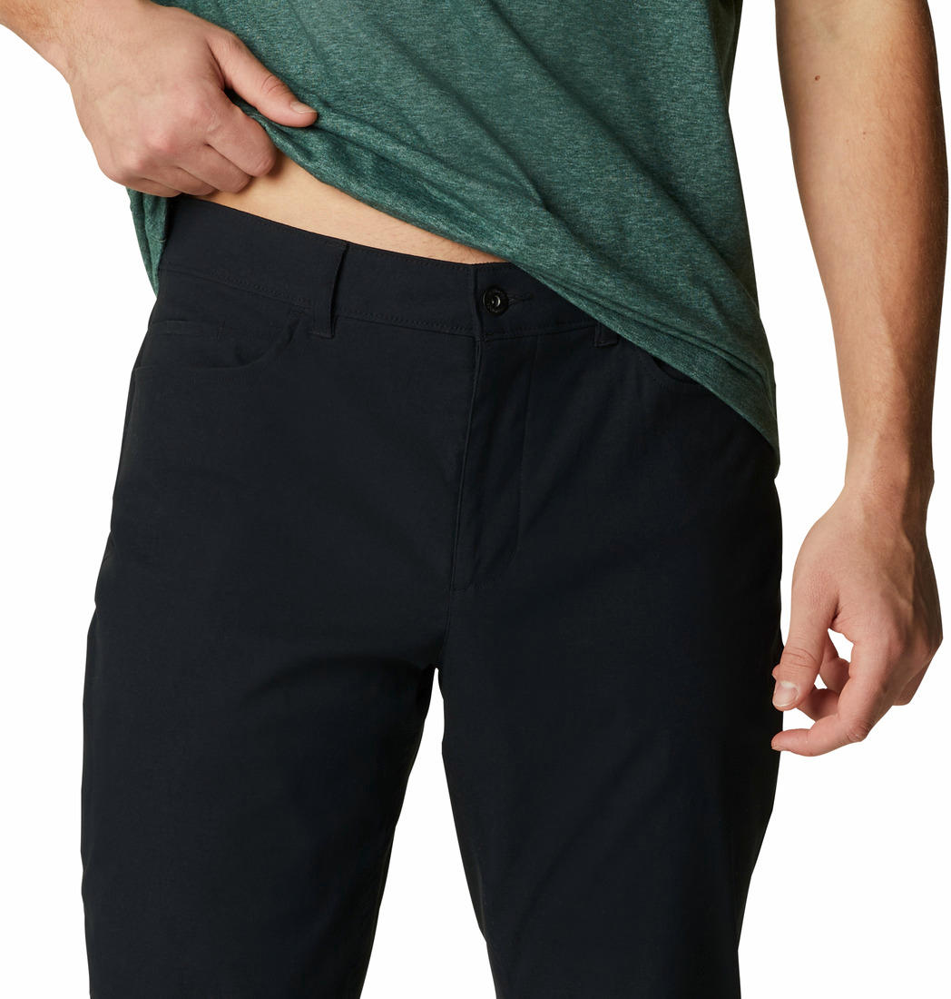 A Men Wearing Columbia Men Black Royce Range Heat Pant
