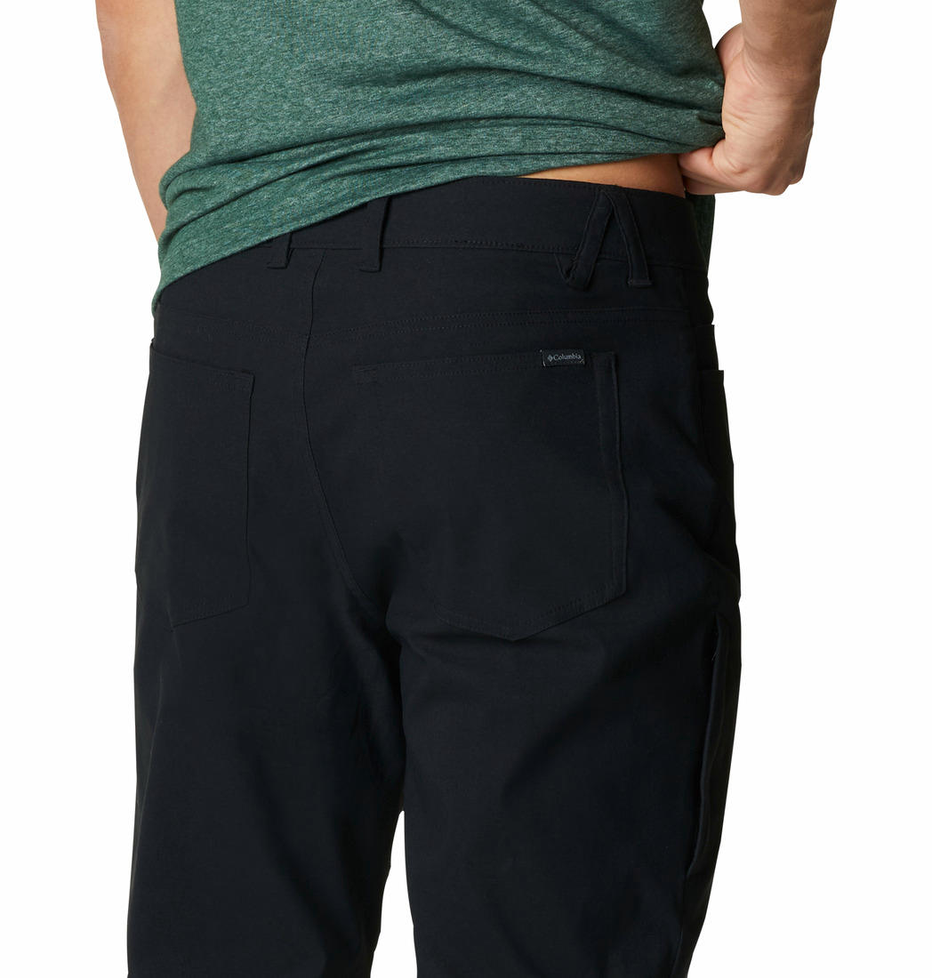 A Men Wearing Columbia Men Black Royce Range Heat Pant