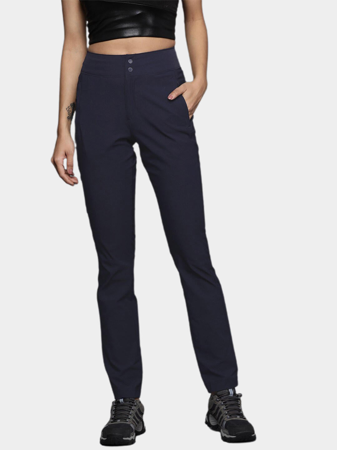 A Women Wearing Columbia Women Navy Blue Firwood Core Pant (Sun Protection)