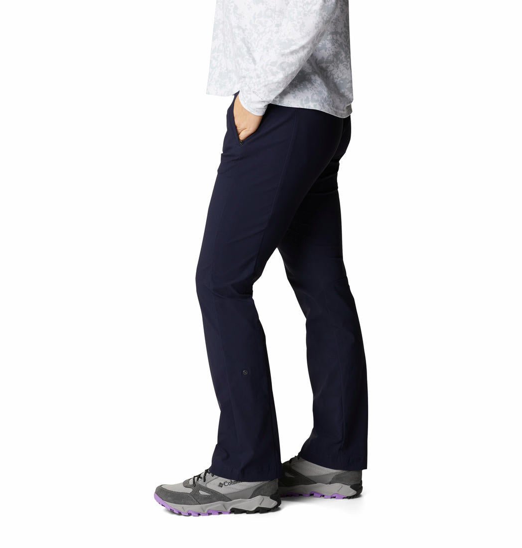 A Women Wearing Columbia Women Navy Blue Firwood Core Pant (Sun Protection)