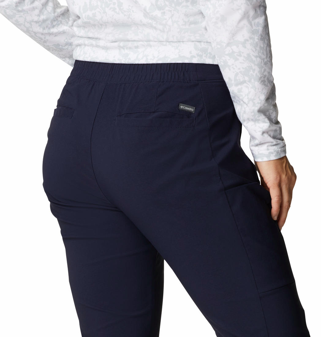 A Women Wearing Columbia Women Navy Blue Firwood Core Pant (Sun Protection)
