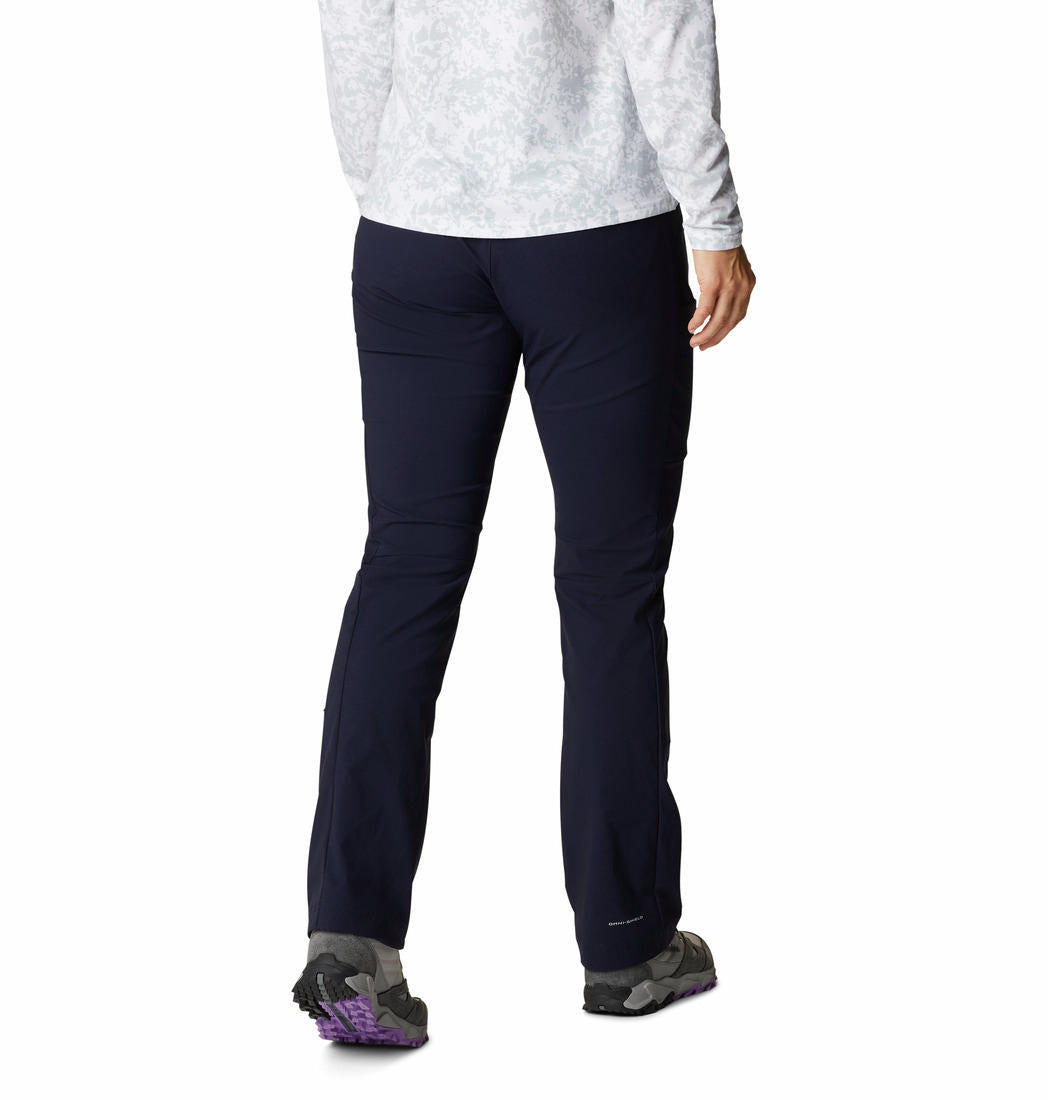 A Women Wearing Columbia Women Navy Blue Firwood Core Pant (Sun Protection)
