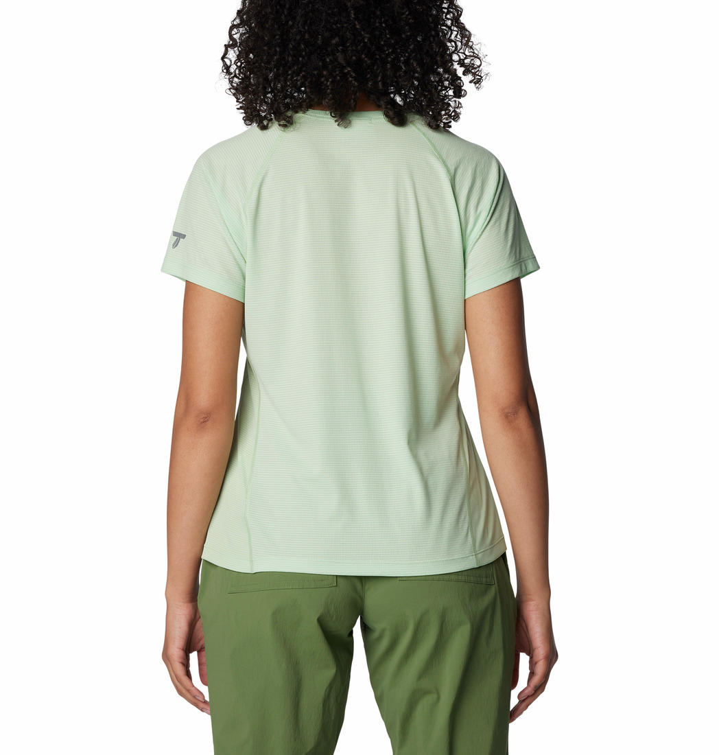 A Women Wearing Columbia Women Green Cirque River Short Sleeve Crew
