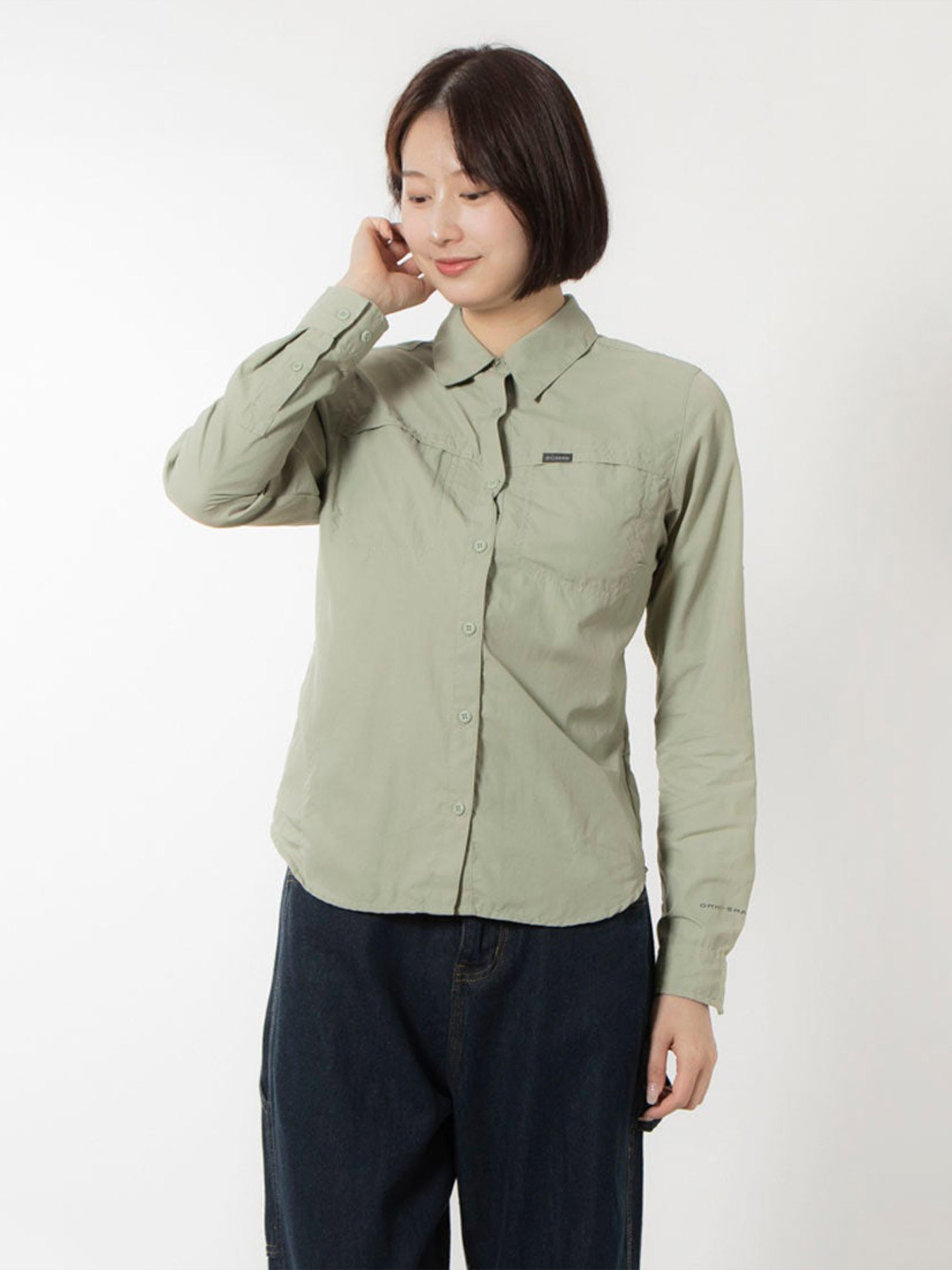 A Women Wearing Columbia Women Green Silver Ridge 3.0 LS (Sun Protection)