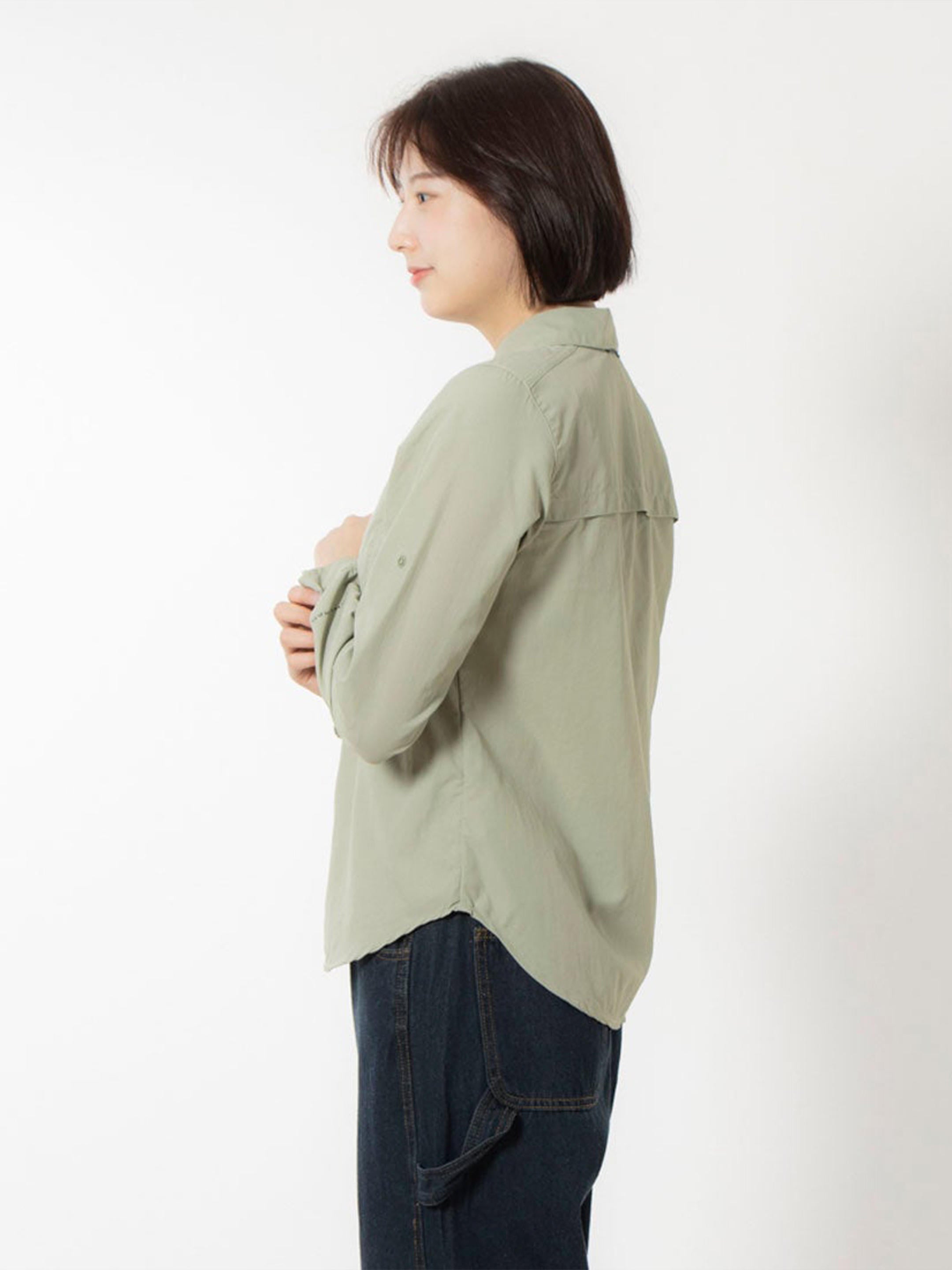 A Women Wearing Columbia Women Green Silver Ridge 3.0 LS (Sun Protection)