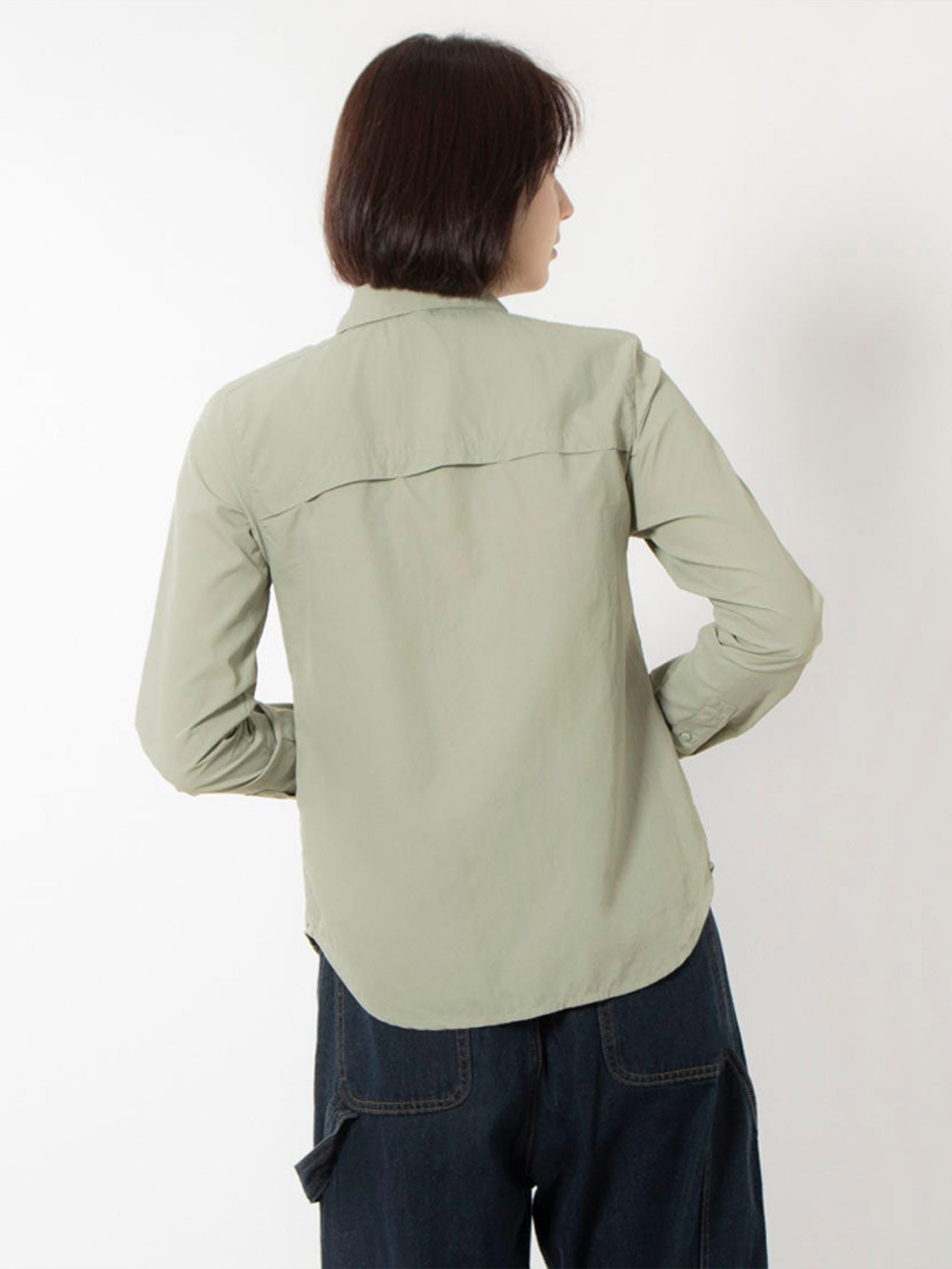 A Women Wearing Columbia Women Green Silver Ridge 3.0 LS (Sun Protection)
