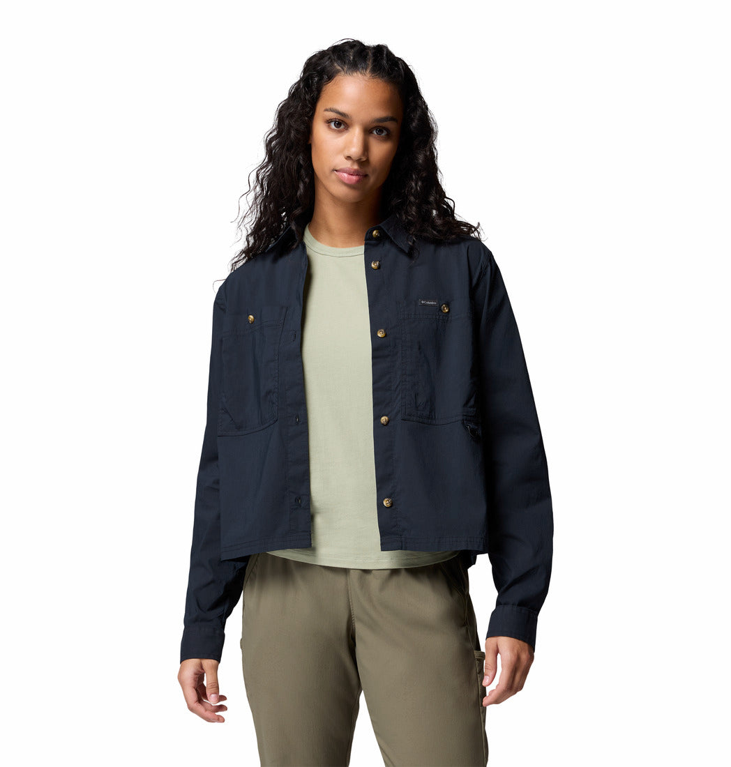 A Women Wearing Columbia Women Black Brea Falls Woven LS