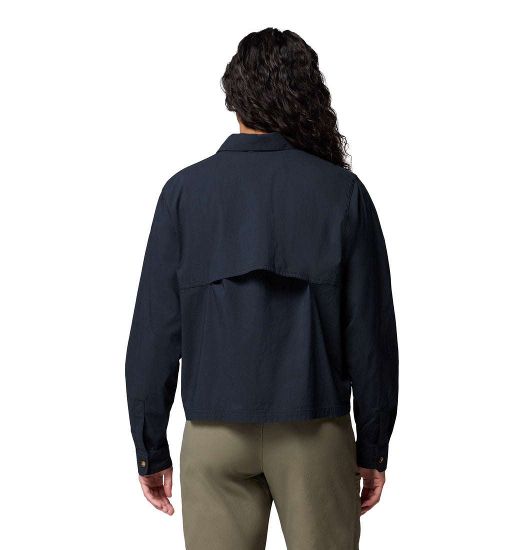 A Women Wearing Columbia Women Black Brea Falls Woven LS
