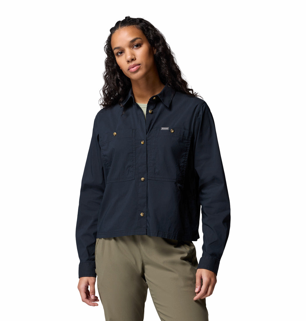 A Women Wearing Columbia Women Black Brea Falls Woven LS