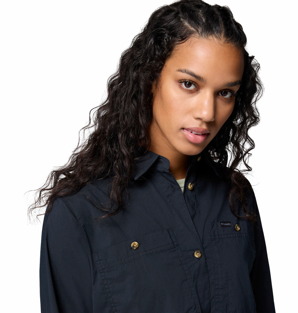 A Women Wearing Columbia Women Black Brea Falls Woven LS