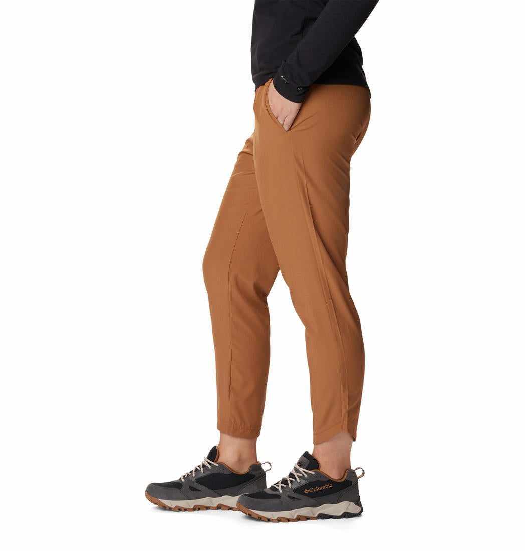 A Women Wearing Columbia Women Brown Columbia Hike Pant (Sun Protection)