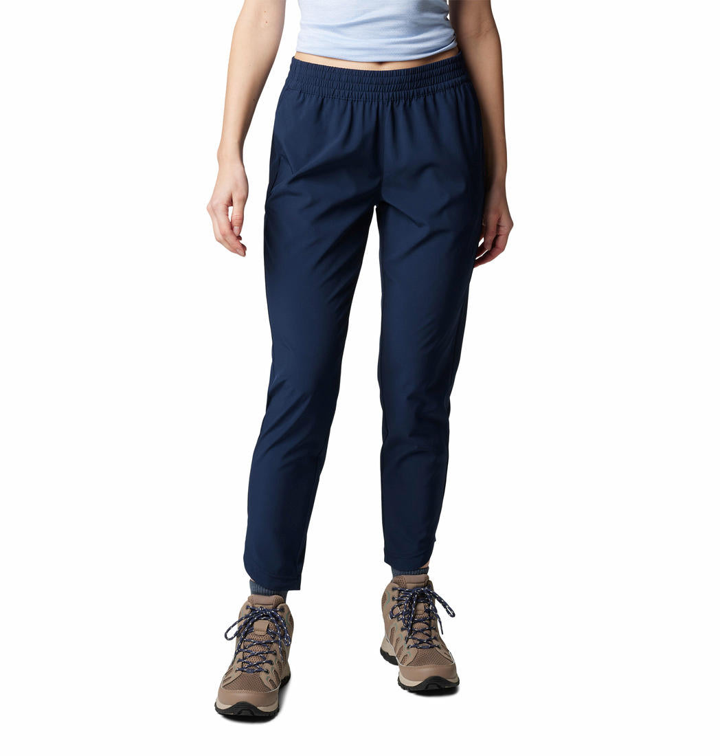 A Women Wearing Columbia Women Blue Columbia Hike Pant