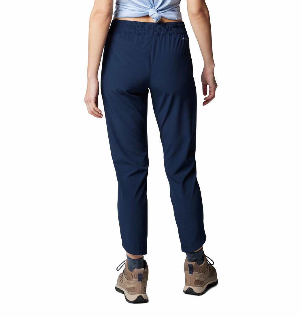 A Women Wearing Columbia Women Blue Columbia Hike Pant
