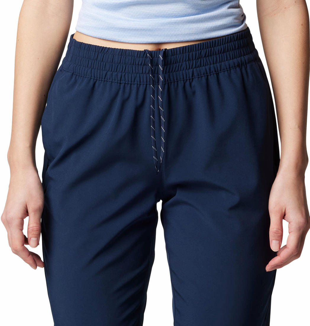 A Women Wearing Columbia Women Blue Columbia Hike Pant