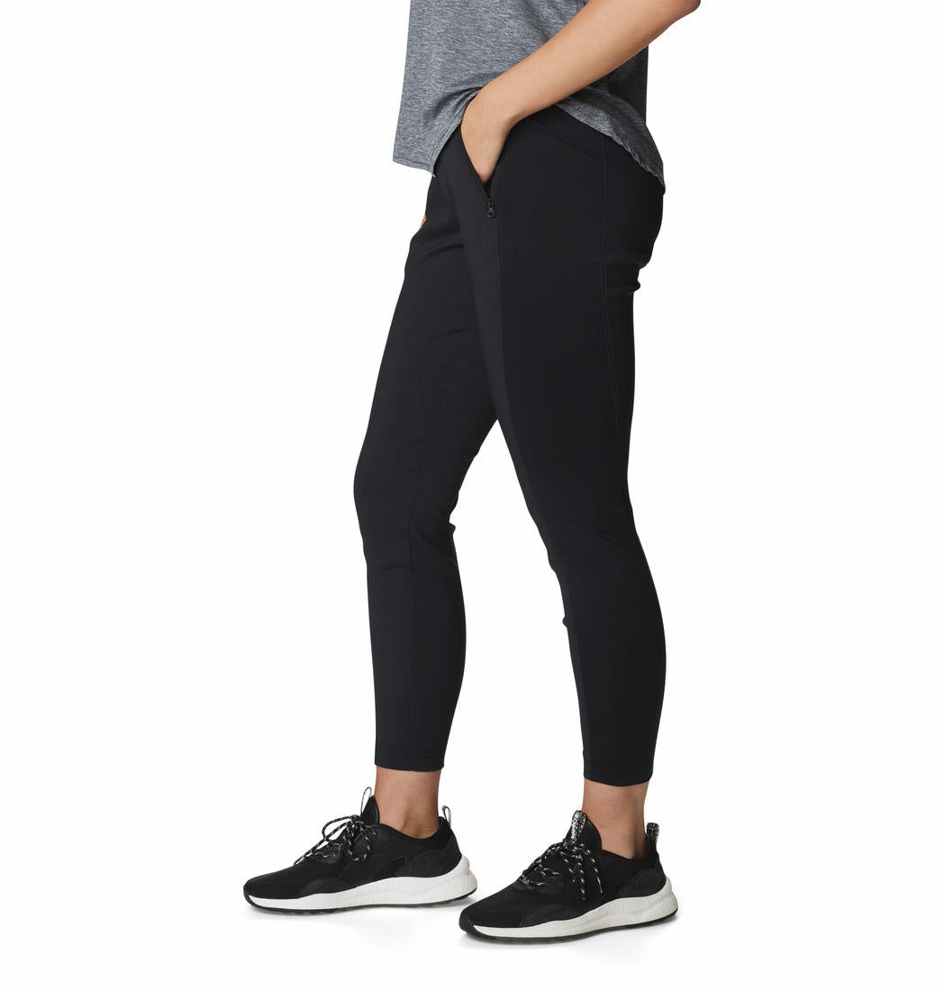 A Women Wearing Columbia Women Black On The Go Hybrid Pant (Sun Protection)