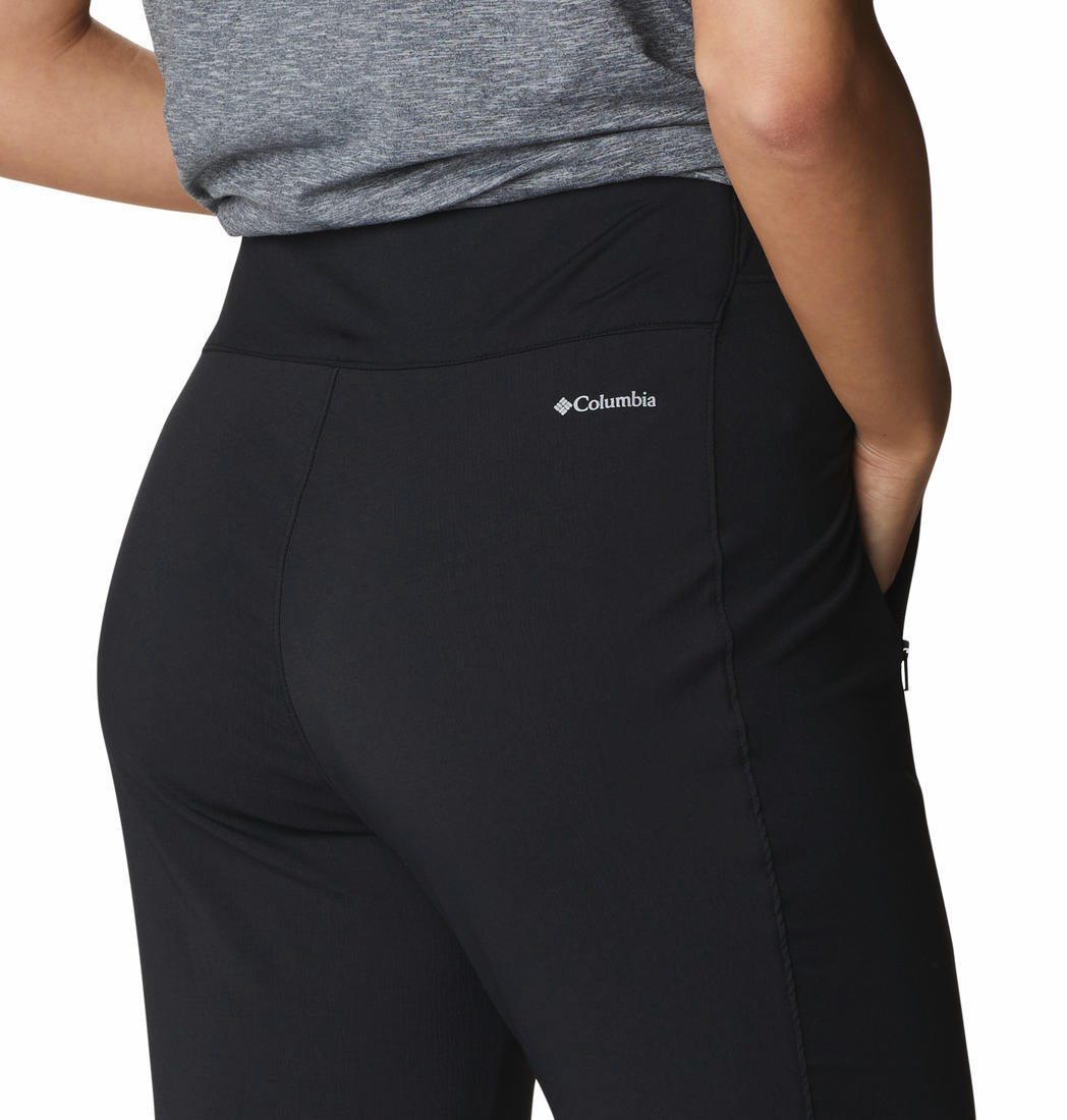 A Women Wearing Columbia Women Black On The Go Hybrid Pant (Sun Protection)