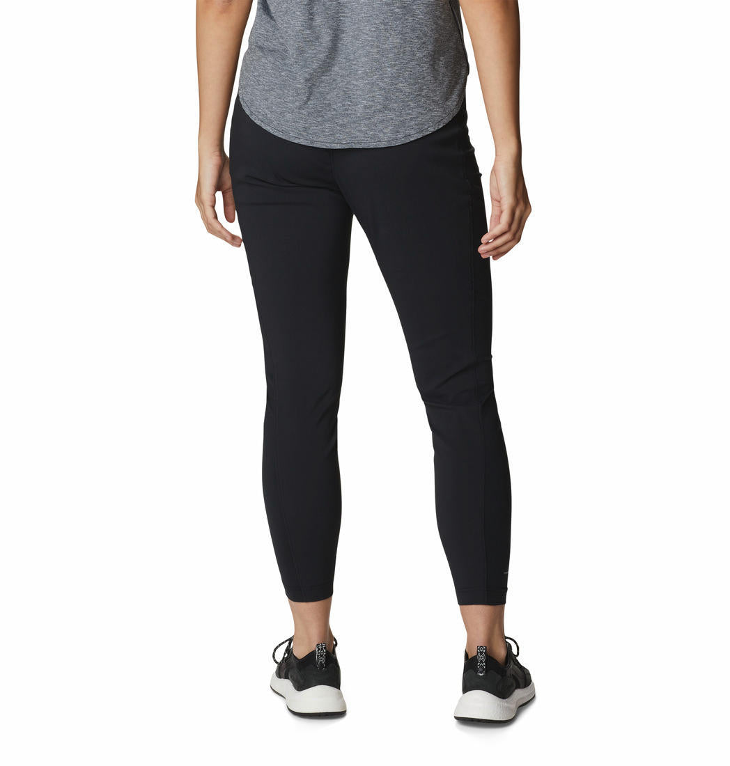 A Women Wearing Columbia Women Black On The Go Hybrid Pant (Sun Protection)