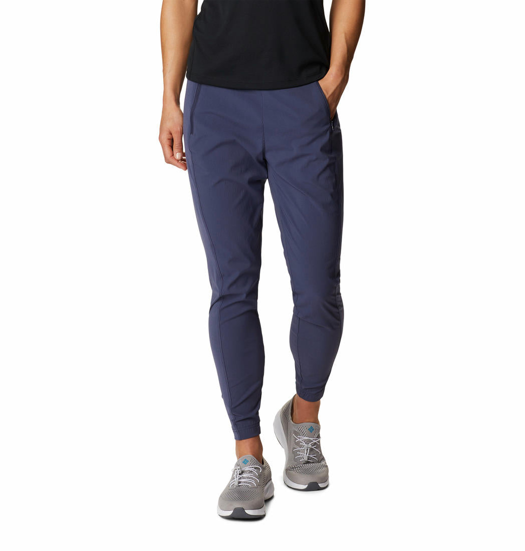 A Women Wearing Columbia Women Navy Blue On The Go Hybrid Pant (Sun Protection)