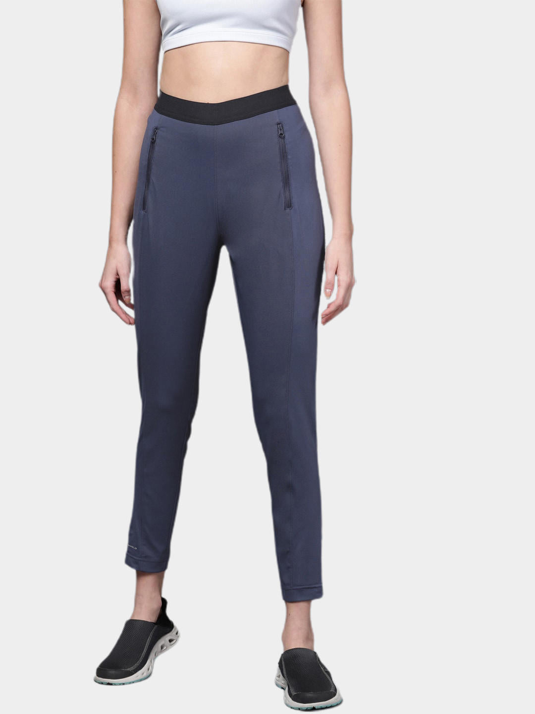A Women Wearing Columbia Women Navy Blue On The Go Hybrid Pant (Sun Protection)