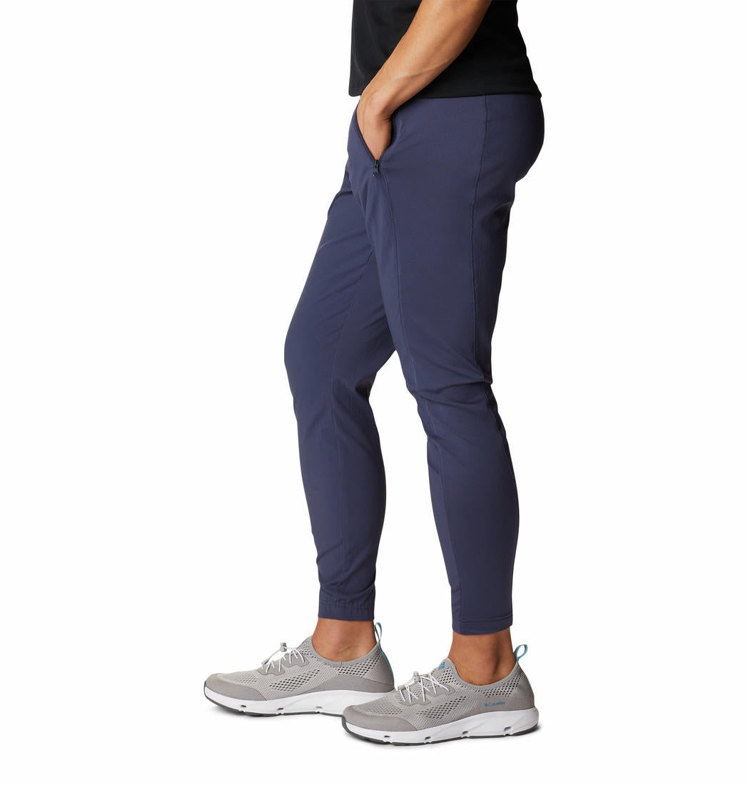 A Women Wearing Columbia Women Navy Blue On The Go Hybrid Pant (Sun Protection)
