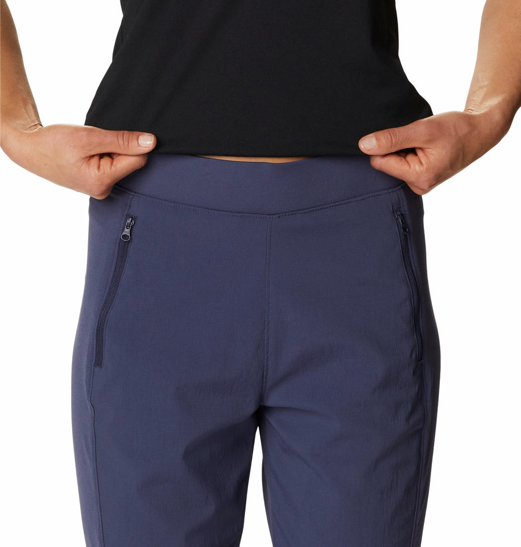 A Women Wearing Columbia Women Navy Blue On The Go Hybrid Pant (Sun Protection)