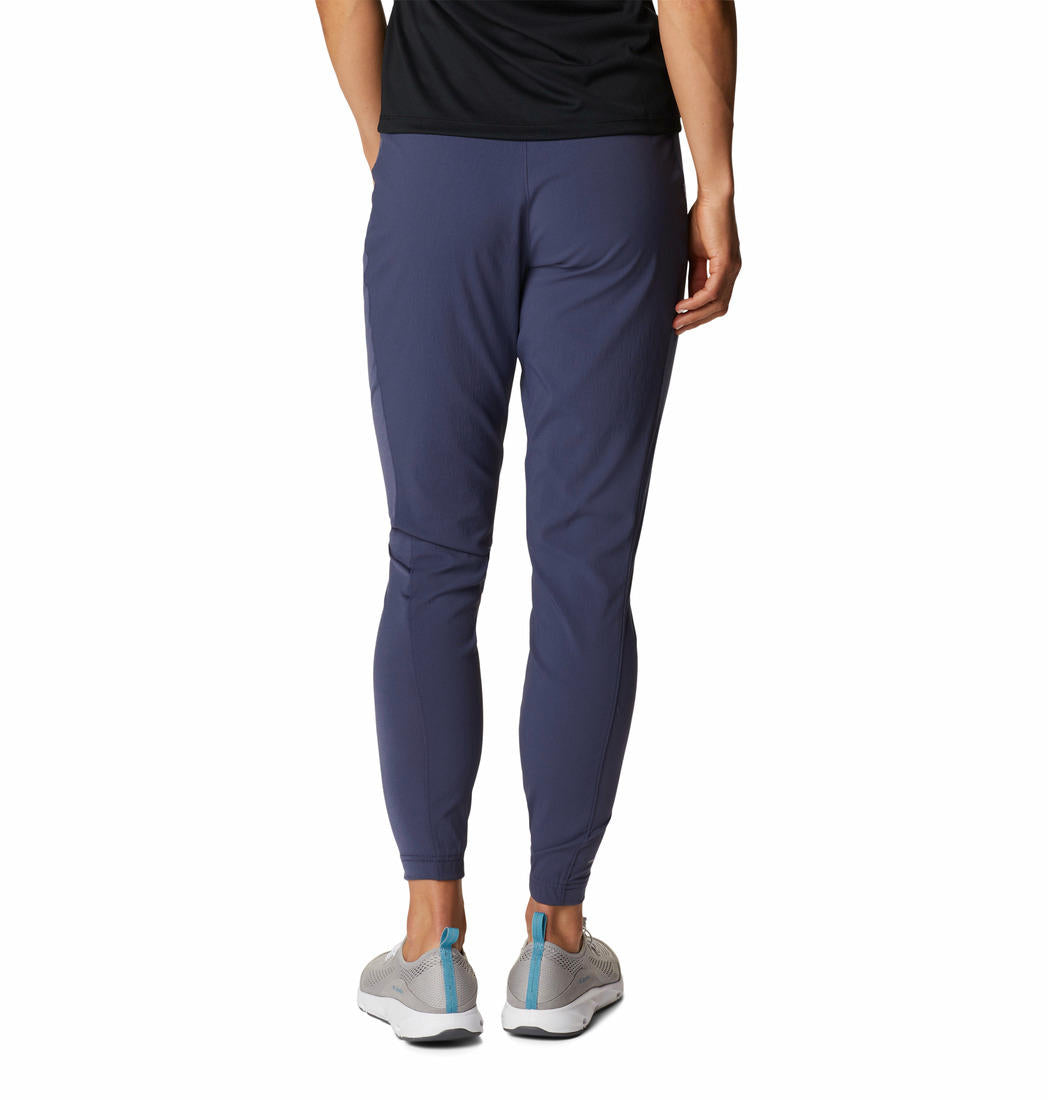 A Women Wearing Columbia Women Navy Blue On The Go Hybrid Pant (Sun Protection)