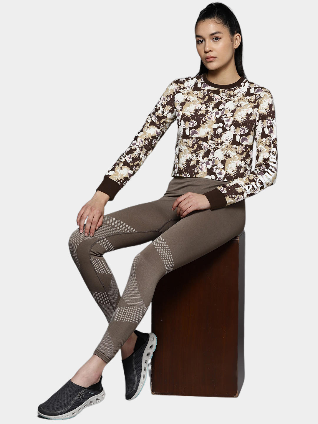 A Women Wearing Columbia Women Brown North Cascades LS Printed
