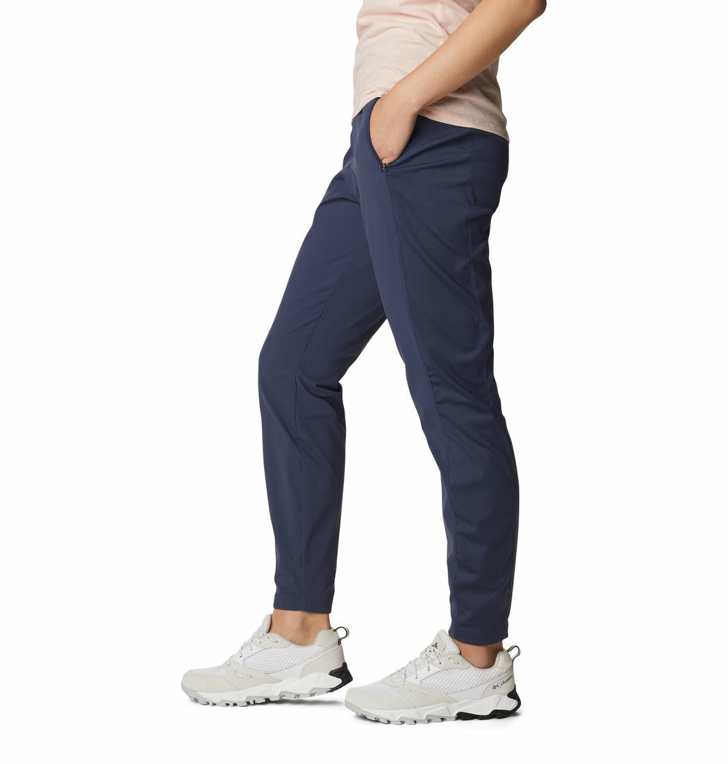 A Women Wearing Columbia Women Navy Blue Claudia Ridge Pant