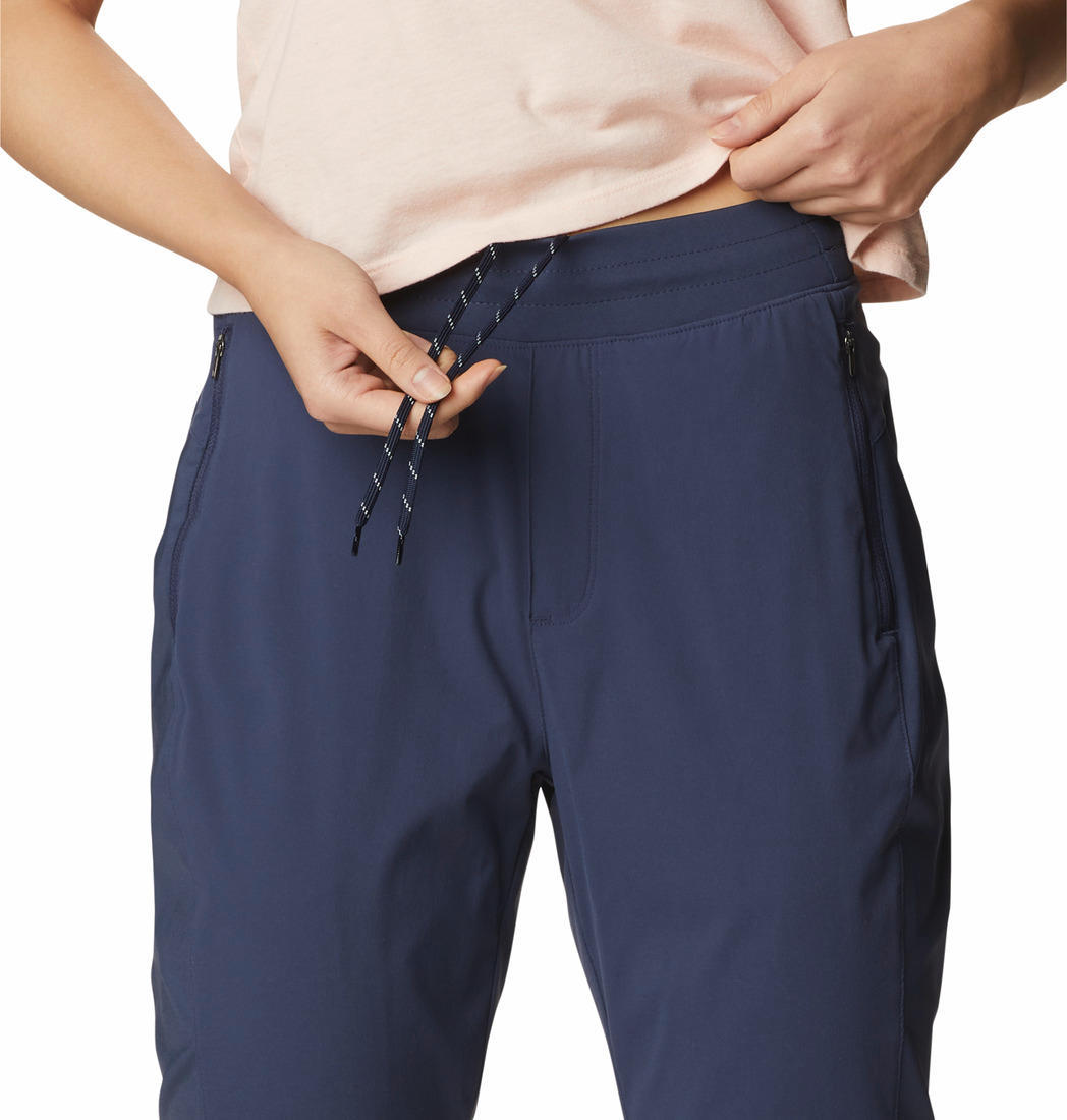 A Women Wearing Columbia Women Navy Blue Claudia Ridge Pant
