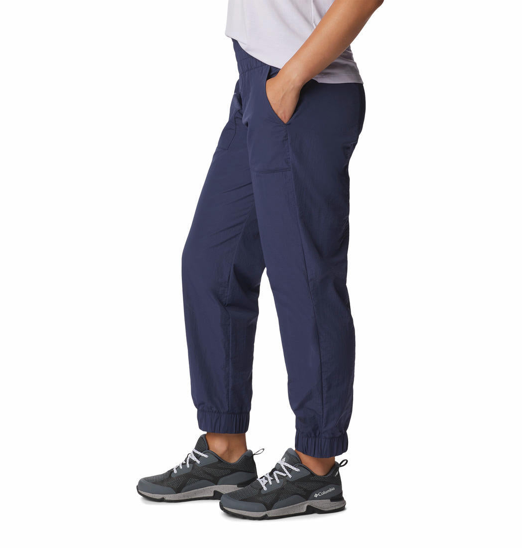 A Women Wearing Columbia Women Navy Blue Boundless Trek Jogger