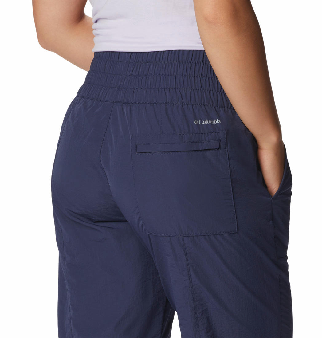 A Women Wearing Columbia Women Navy Blue Boundless Trek Jogger