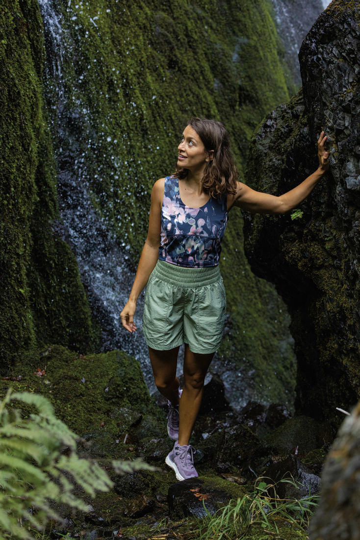 A Women Wearing Columbia Women Navy Blue Boundless Trek Tank