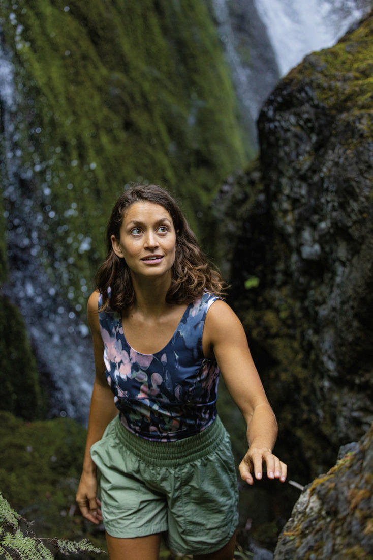 A Women Wearing Columbia Women Navy Blue Boundless Trek Tank
