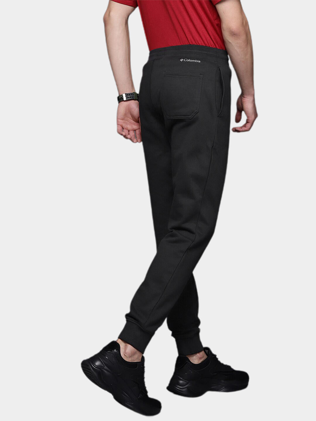 A Men Wearing Columbia Men Black M CSC Logo Fleece Jogger II