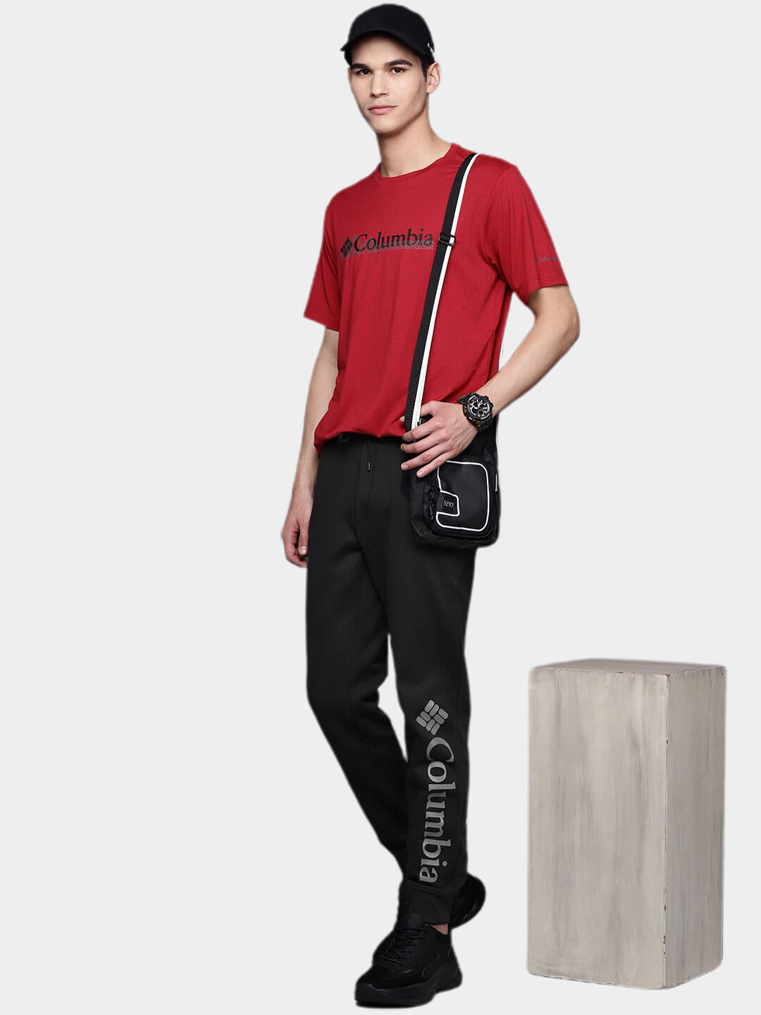 A Men Wearing Columbia Men Black M CSC Logo Fleece Jogger II