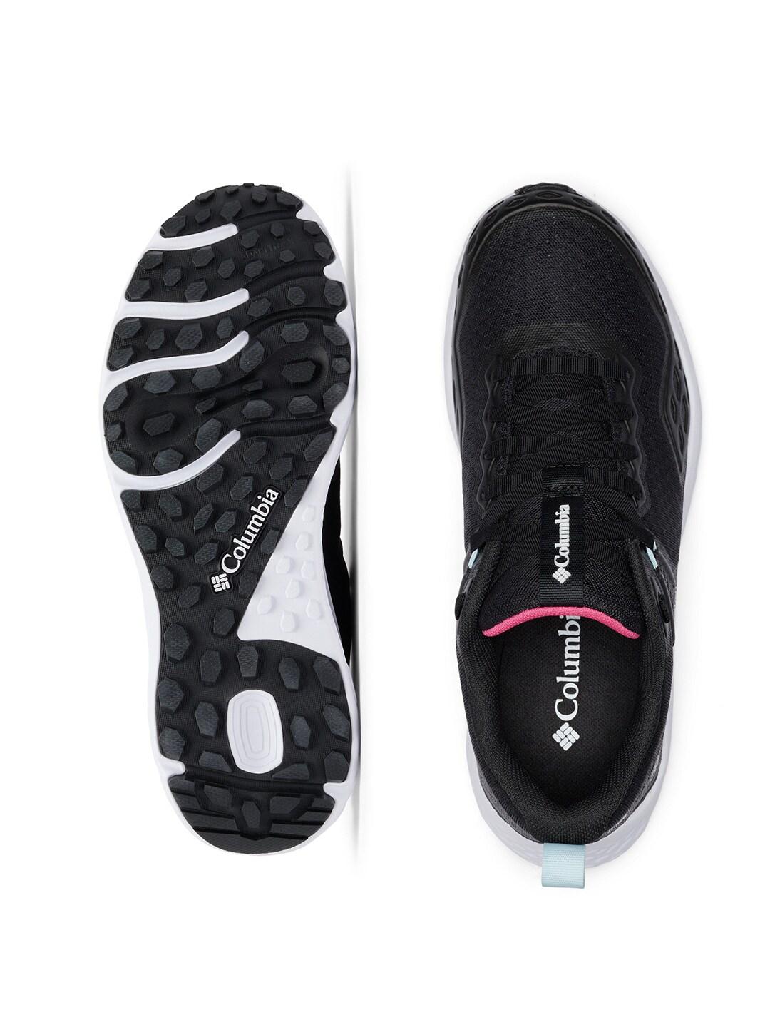A Women Wearing Columbia Women Black KONOS TRS OUTDRY