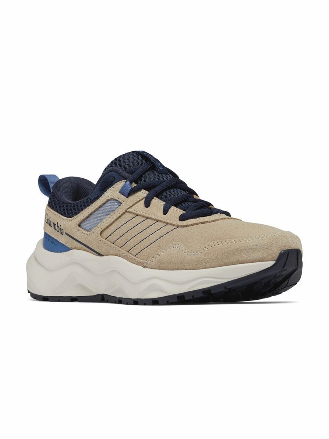 A Women Wearing Columbia Women Beige PLATEAU VENTURE