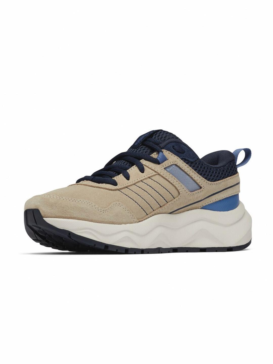 A Women Wearing Columbia Women Beige PLATEAU VENTURE