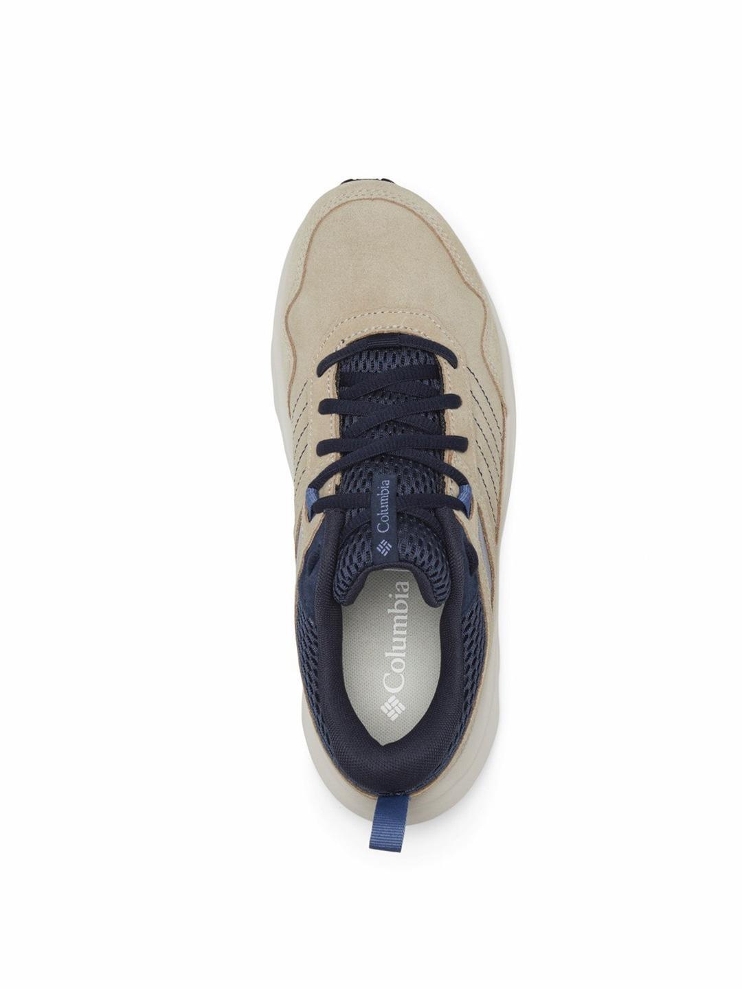 A Women Wearing Columbia Women Beige PLATEAU VENTURE