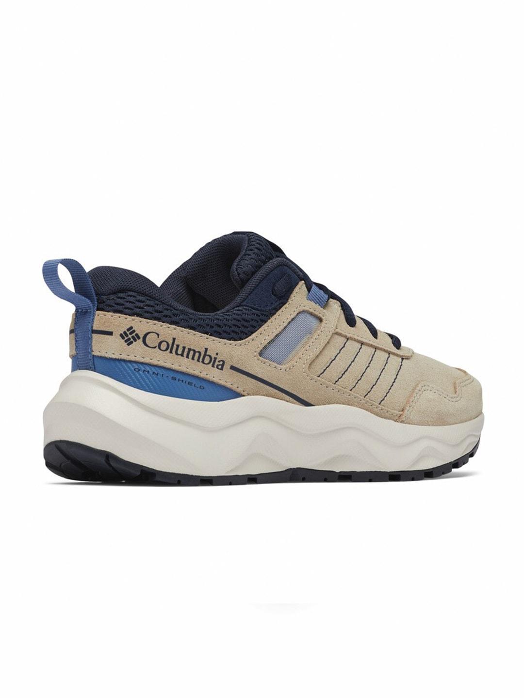 A Women Wearing Columbia Women Beige PLATEAU VENTURE