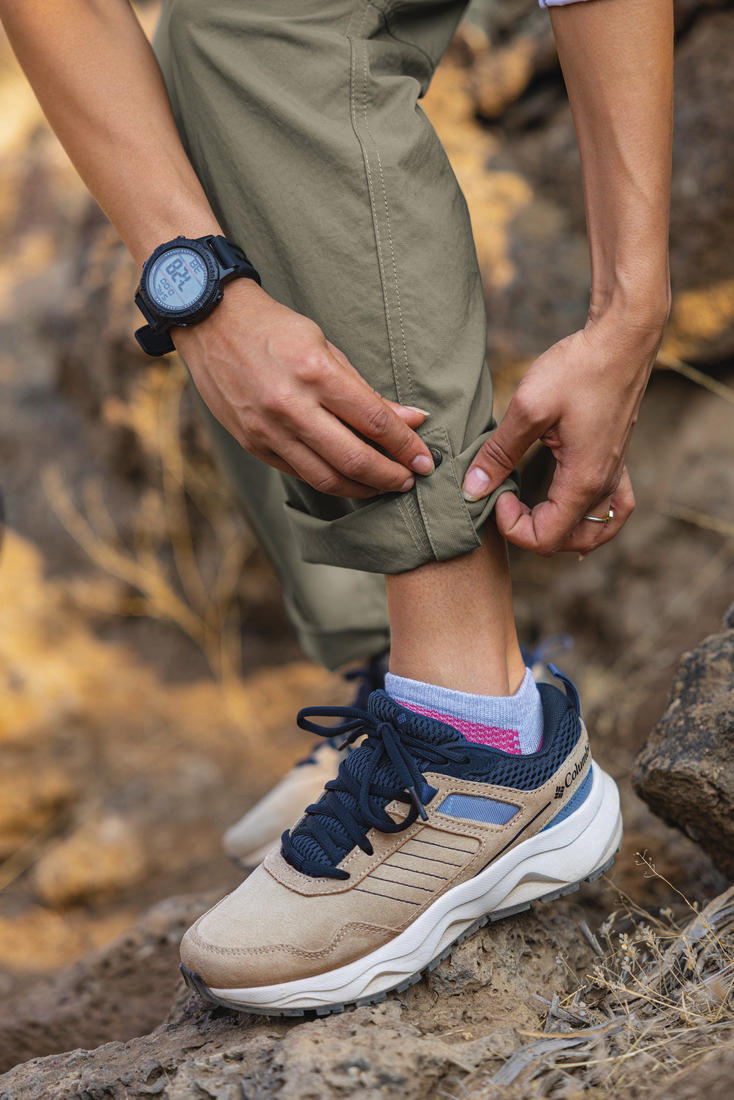 A Women Wearing Columbia Women Beige PLATEAU VENTURE