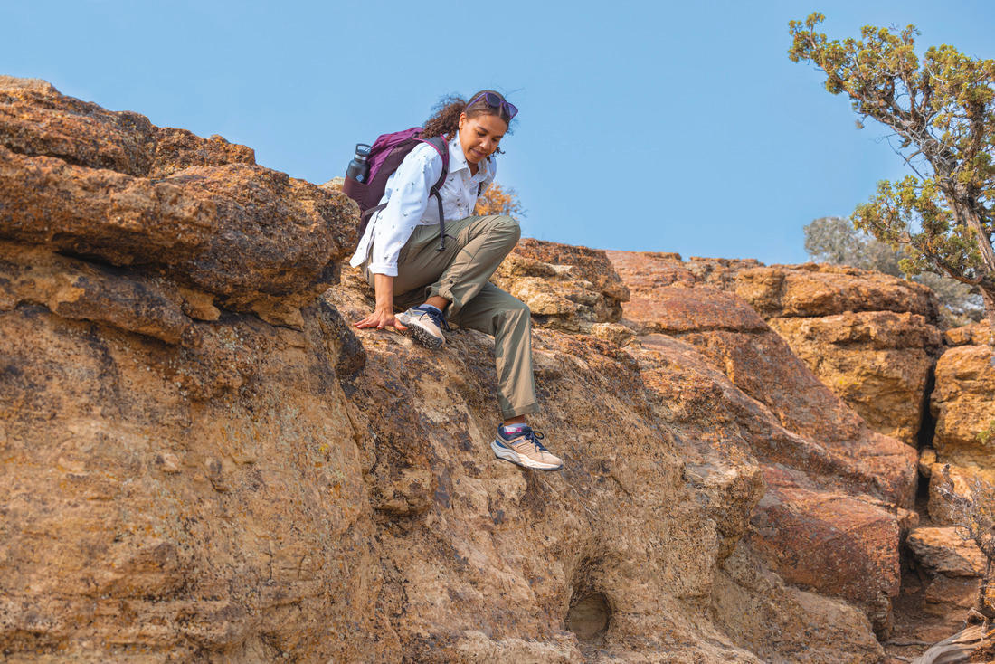 A Women Wearing Columbia Women Beige PLATEAU VENTURE