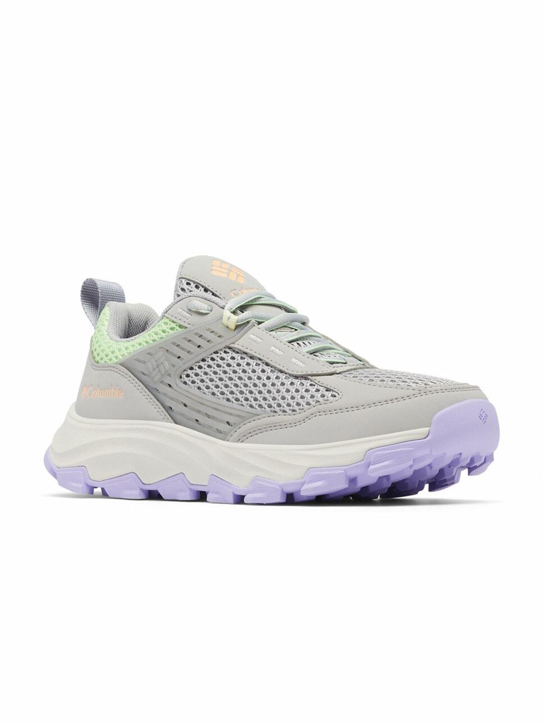 A Women Wearing Columbia Women Grey HATANA BREATHE