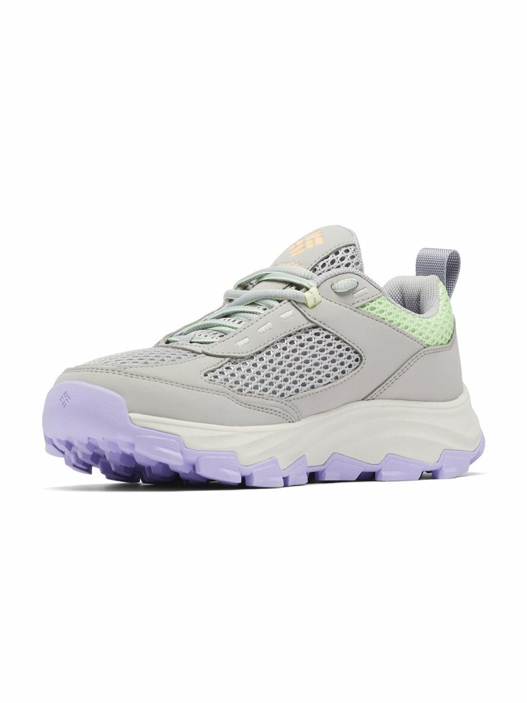 A Women Wearing Columbia Women Grey HATANA BREATHE