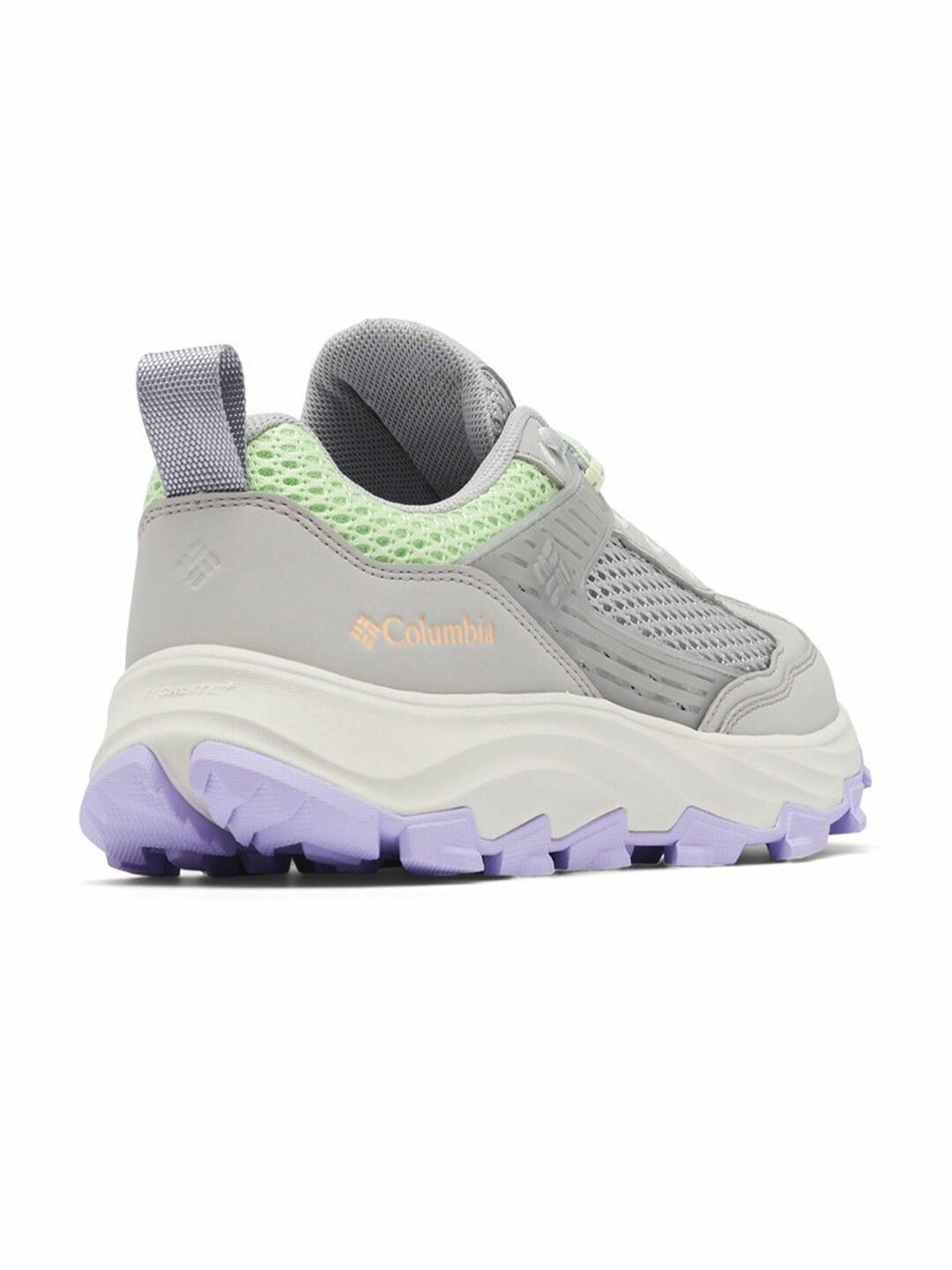A Women Wearing Columbia Women Grey HATANA BREATHE