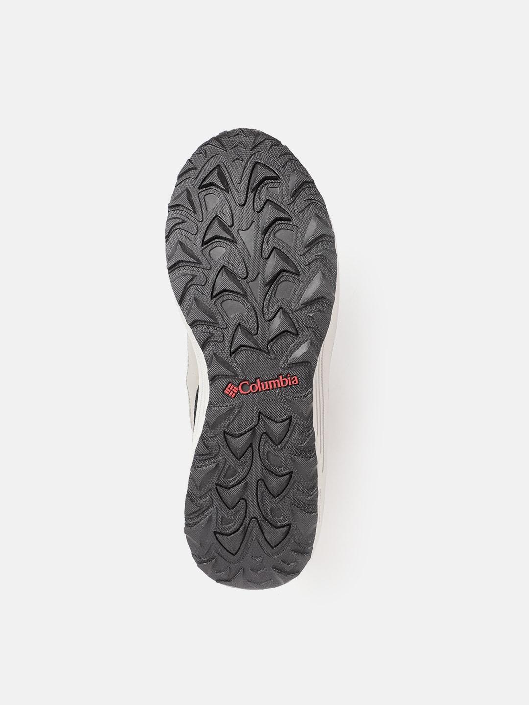 A Men Wearing Columbia Men Black TRAILSTORM MID WATERPROOF