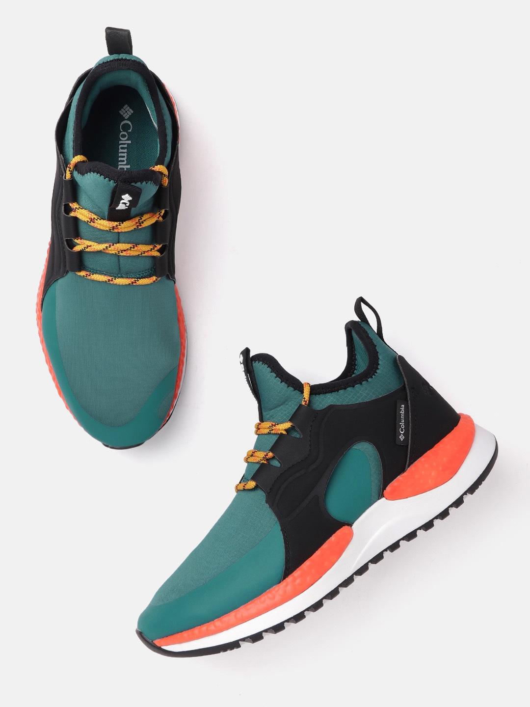 A Men Wearing Columbia Men Blue SH/FT AURORA OUTDRY