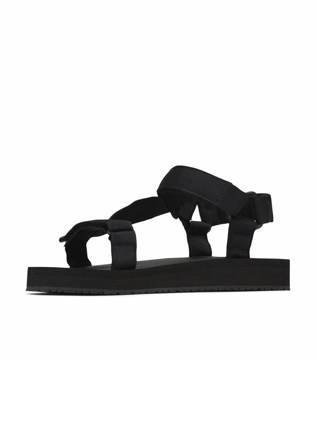 A Men Wearing Columbia Men Black BREAKSIDER SANDAL